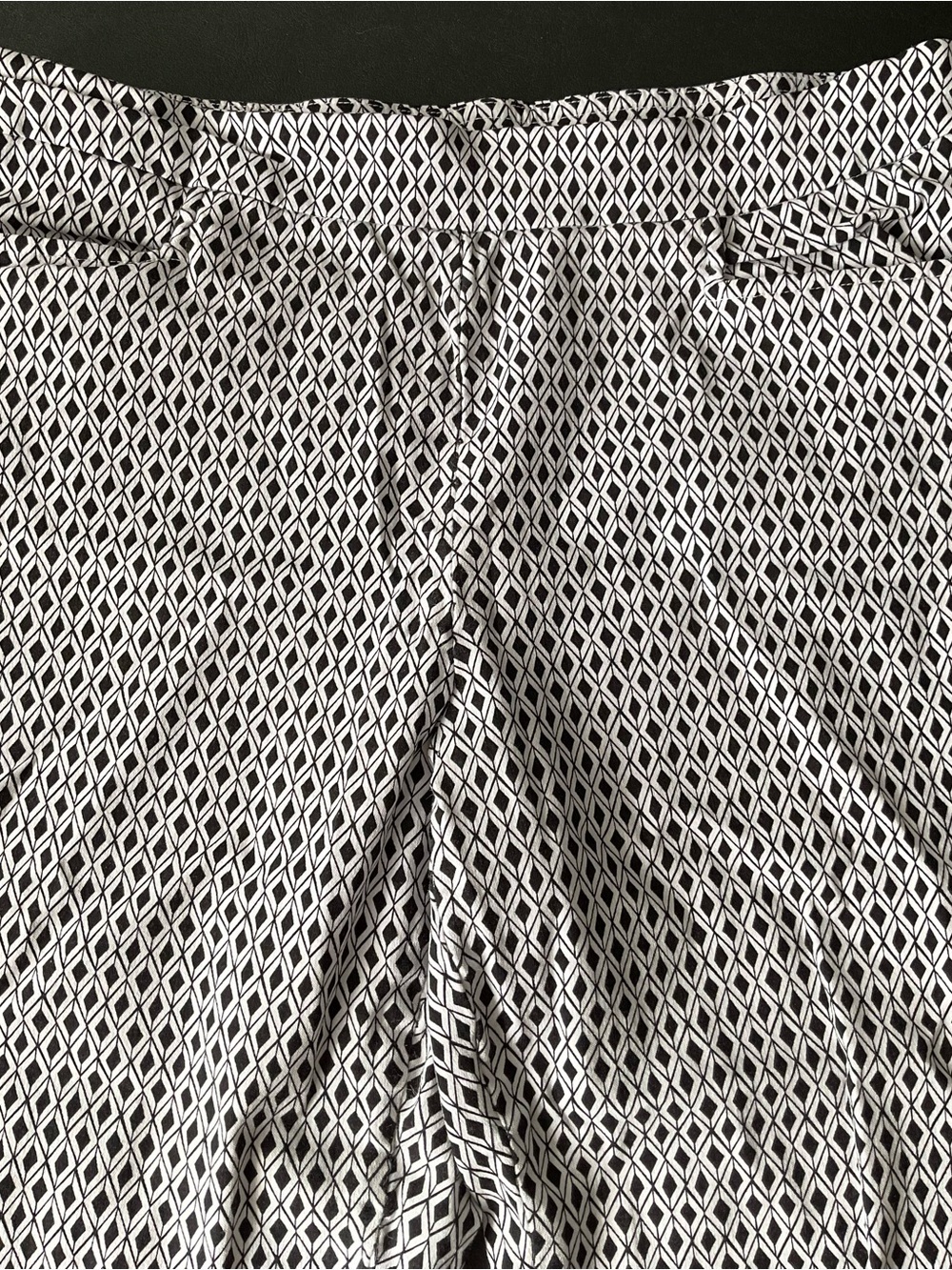 Women's Black & White Geometric Pull-On Capris